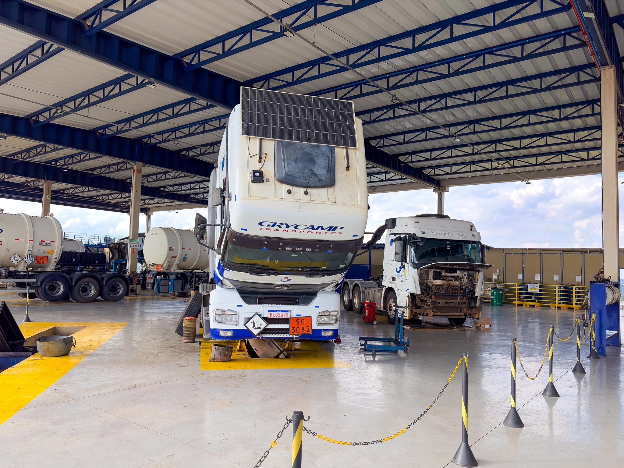 Oficina da Grycamp com caminhões em manutenção preventiva