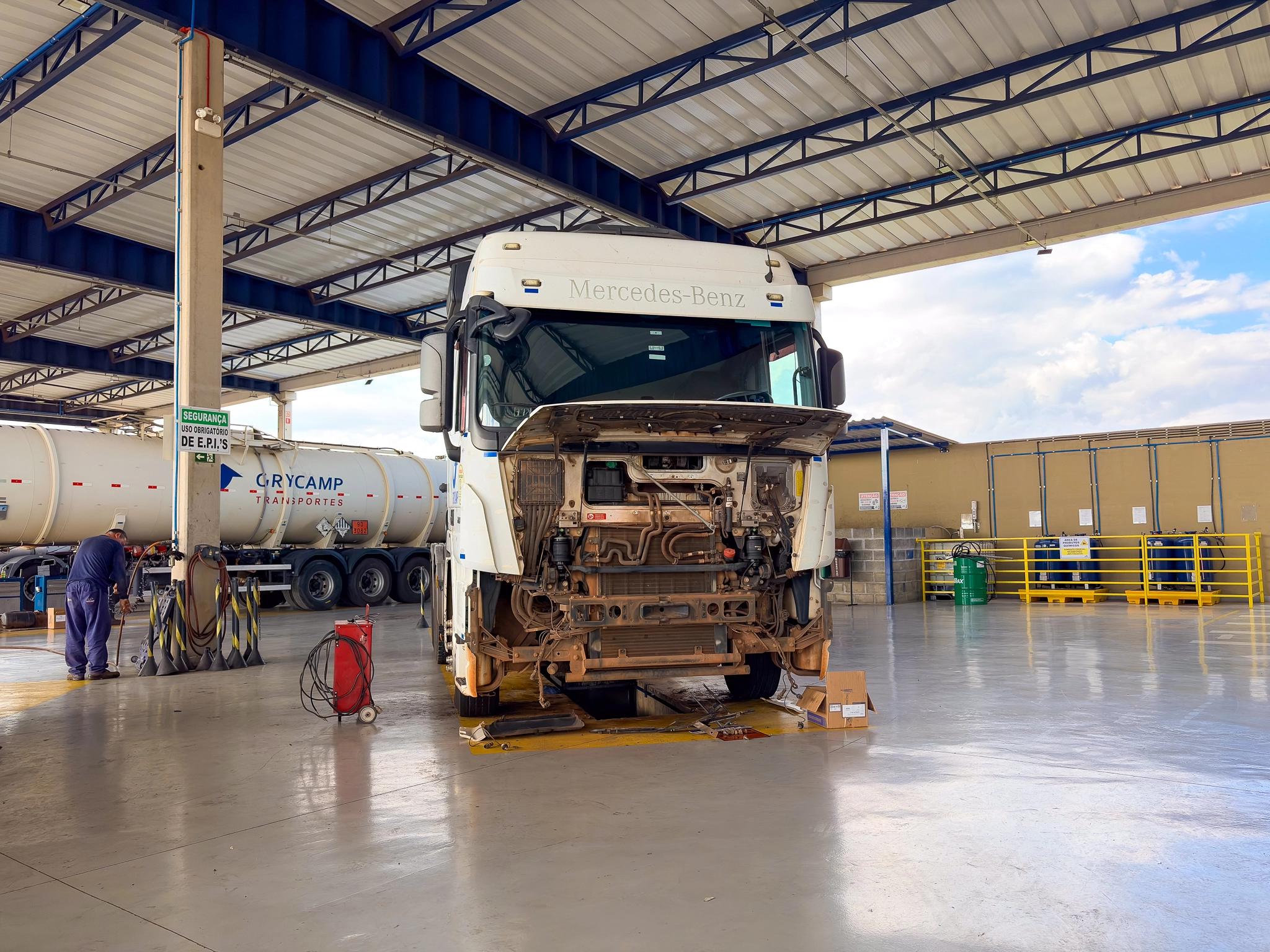 Caminhão Mercedes-Benz da Grycamp em manutenção mecânica dentro da oficina